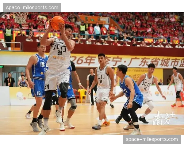 “篮球之城”东莞举办首届市民篮球节，CBA球星走进社区互动