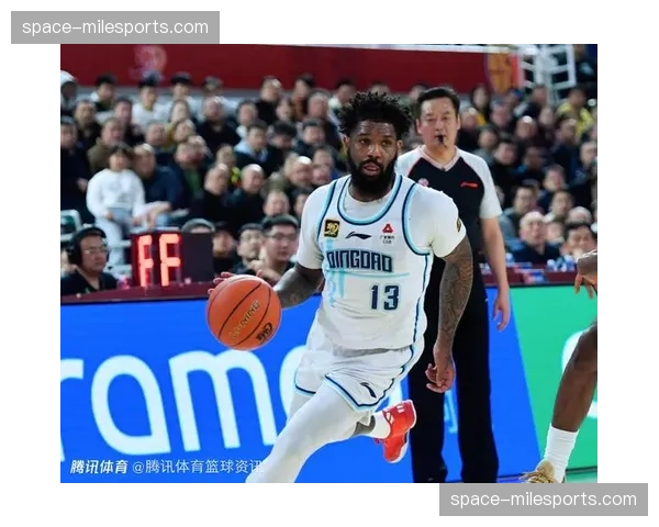 青岛国信水产外援迈尔斯-鲍威尔因脚踝伤势缺席赛前训练