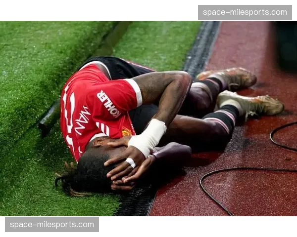 特写：谢菲联老将后卫在门线解围后，因抽筋被担架抬离球场。