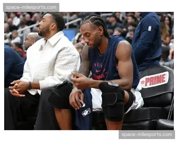 特写：科怀-伦纳德的沉默领导力——更衣室内外的定海神针