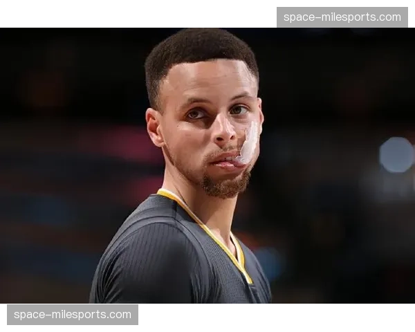 库里半场命中压哨超远三分,引爆大通中心 库里半场命中压哨超远三分,引爆大通中心