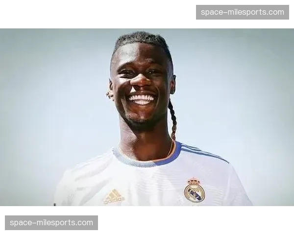 皇马中场卡马文加专访，谈论自己位置的多变性及与琼阿梅尼的默契