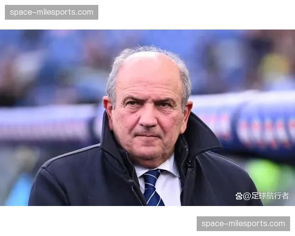 萨勒尼塔纳小球迷冲入场内拥抱偶像,赛后俱乐部邀请其参观更衣室 萨勒尼塔纳小球迷冲入场内拥抱偶像,赛后俱乐部邀请其参观更衣室