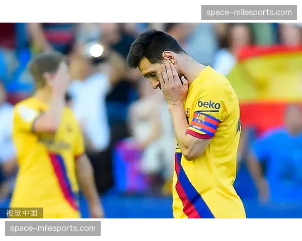 巴萨客场2-1逆转十人马竞,莱万绝杀助球队扩大领先优势至7分 巴萨客场2-1逆转十人马竞,莱万绝杀助球队扩大领先优势至7分